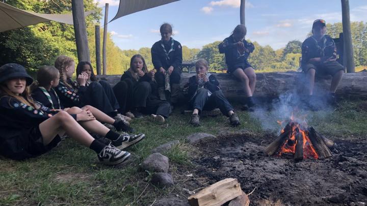Juniorspejdere om bålet på sommerlejr
