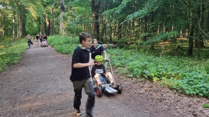 Spejdere løber i skoven